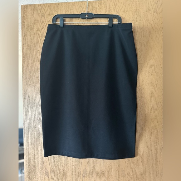 Decree Ribbed Pencil Skirt - Picture 3 of 5